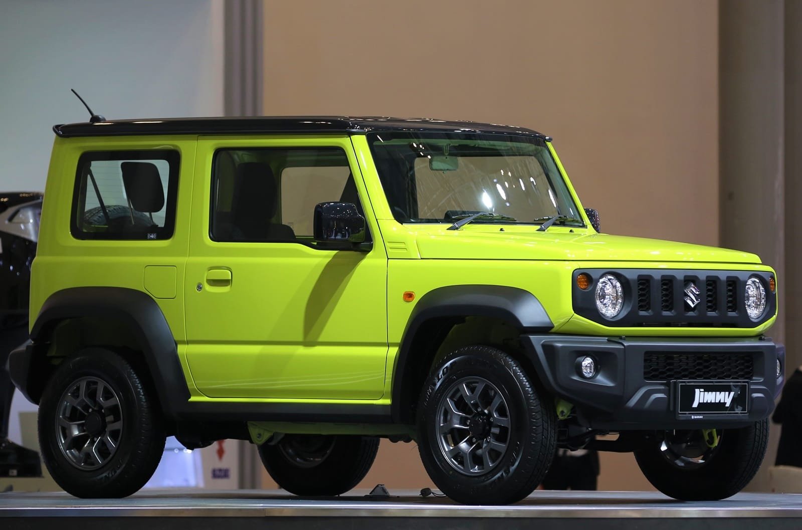 MOBIL OFF-ROAD LEGENDARIS SUZUKI JIMNY