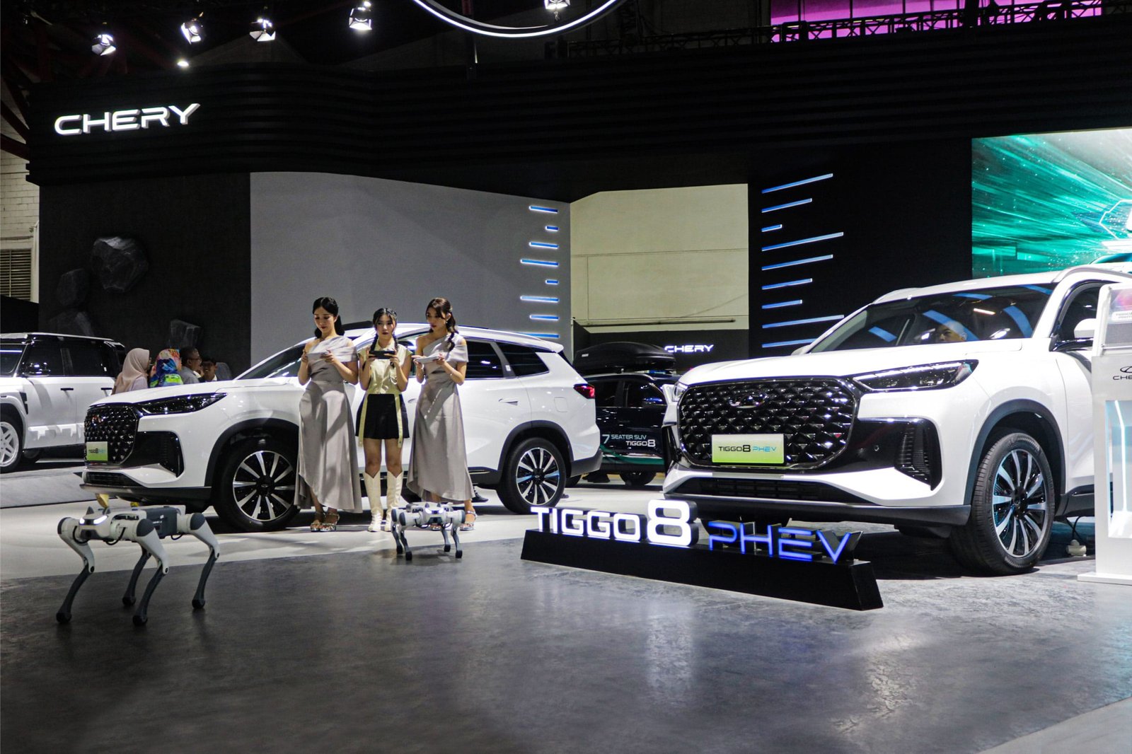 Kunjungan-Menperin-ke-Booth-Chery-IIMS-2025-(4) Menteri Perindustrian Agus Gumiwang Kartasasmita Kunjungi Booth Chery di IIMS 2025, Apresiasi terhadap Inovasi Otomotif Chery