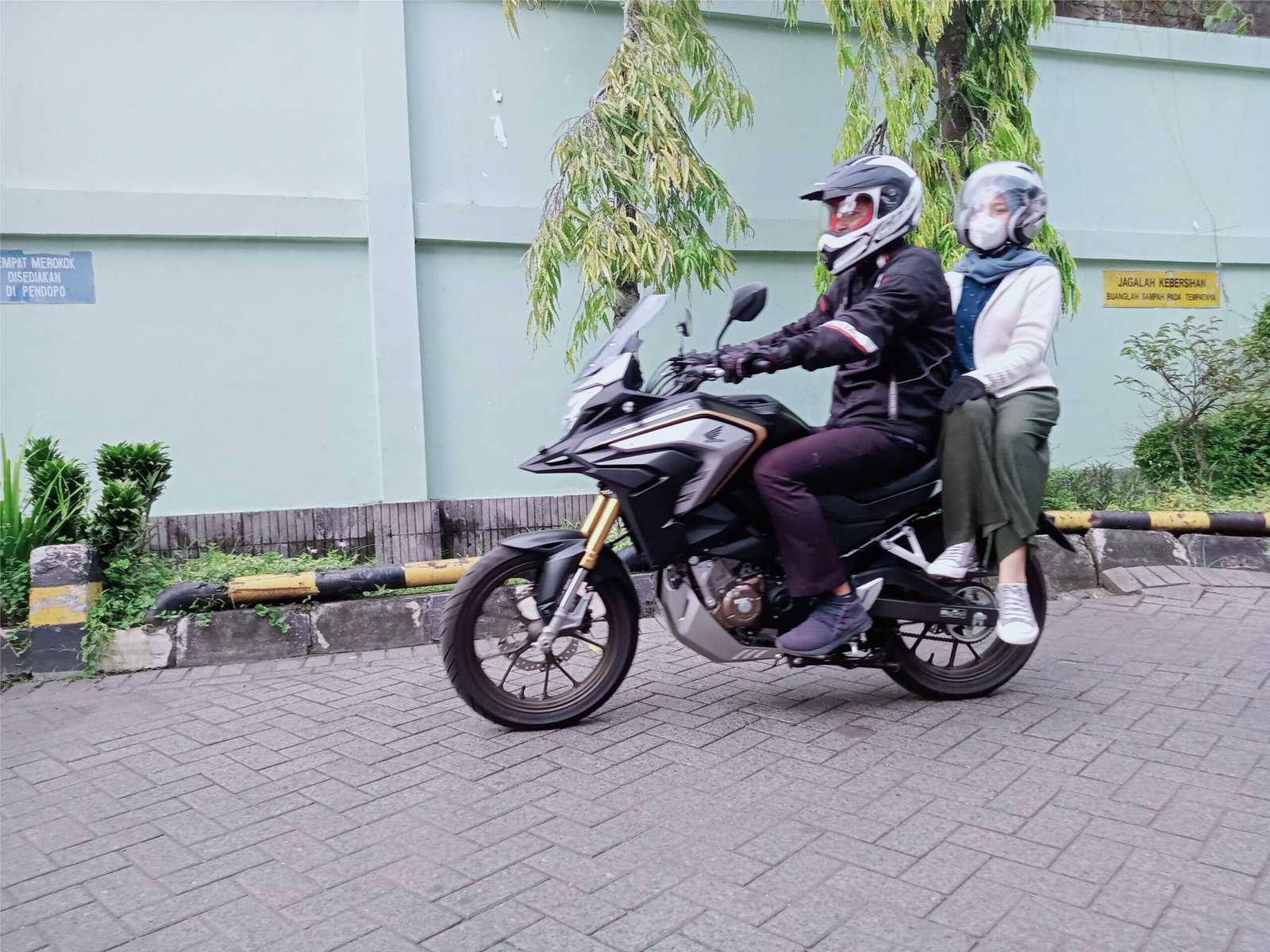 Tips Ala Honda Istimewa Tips #Cari_Aman Bonceng Menyamping
