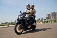 kenapa-sih-orang-yang-dibonceng-tidak-boleh-duduk-menghadap-samping-2-25012022-102021 Ukuran Ban Honda Vario 125 dan Velgnya untuk kamu yang ingin ganti Ban