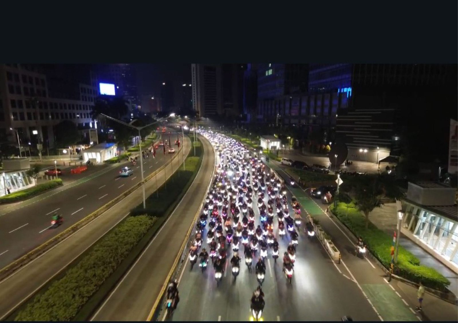 Foto-1 Jakarta Bergetar, Ribuan Biker AEROX Banjiri Ruas Jalan Kota di Malam Hari