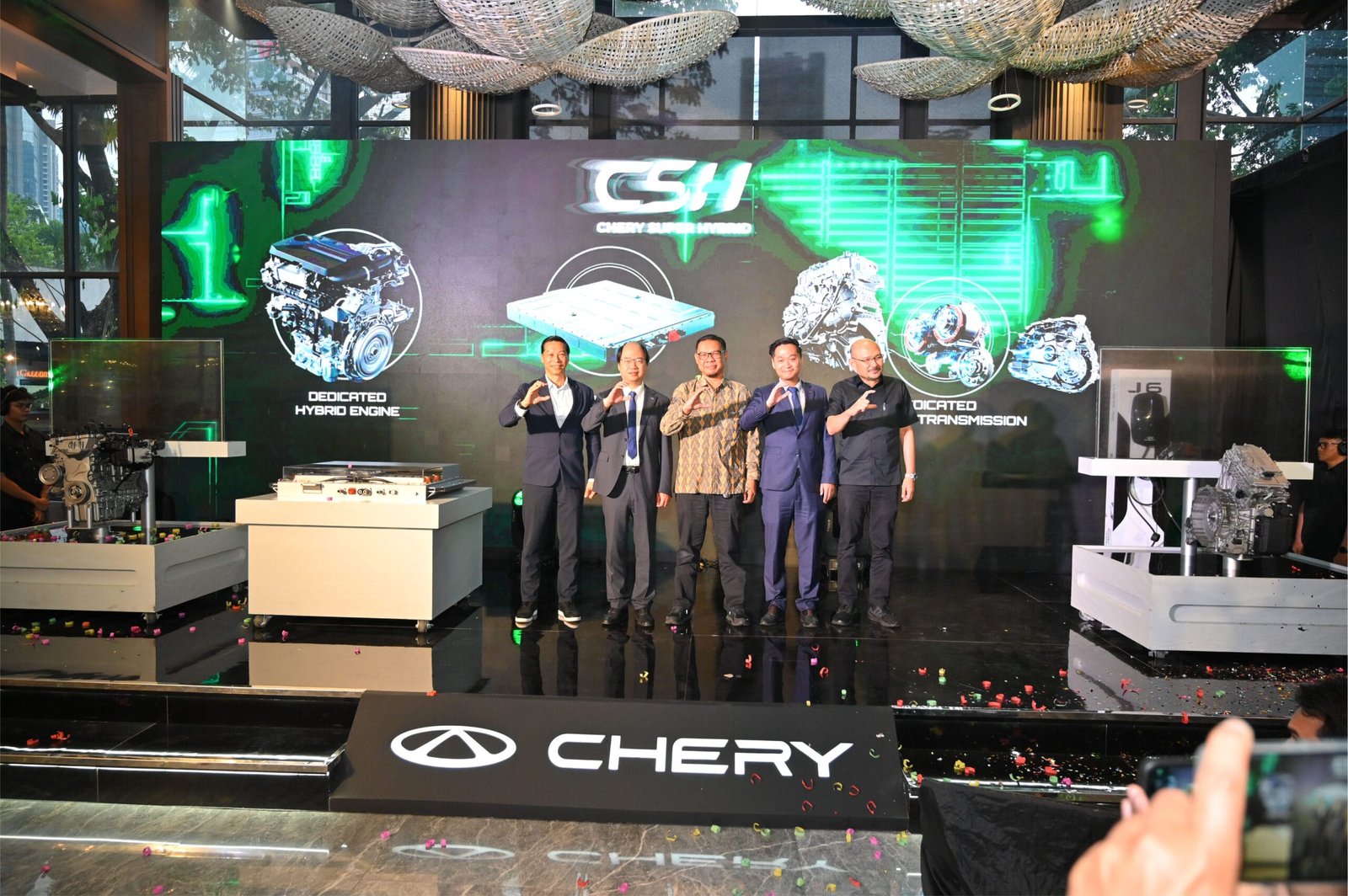 Jakarta, 24 Maret 2025 – PT Chery Sales Indonesia (CSI) kembali menggebrak industri otomotif Tanah Air dalam menghadirkan inovasi dan teknologi. Kali ini, Chery memboyong pionir teknologi hybrid yaitu Chery Super Hybrid. Chery Super Hybrid (CSH) merupakan teknologi New Energy Vehicle mutakhir yang menggabungkan keunggulan Super Hybrid Electric Vehicle (Super HEV) dan Electric Vehicle (EV) sehingga menghasilkan performa dan efisiensi energi maksimal di kelasnya. Hal ini juga dibuktikan dengan raihan rekor dunia Guinness World Records, sebagai teknologi hybrid yang mampu menempuh jarak 2.369 km tanpa perlu mengisi ulang energi atau bahan bakar. Peluncuran yang dilakukan pada Senin, (24/03) di GlassHouse Plataran Senayan, Jakarta Selatan ini menandai langkah strategis Chery dalam mendukung transisi industri otomotif menuju masa depan yang lebih berkelanjutan dan ramah lingkungan. "Chery Super Hybrid menjadi sebuah terobosan inovatif khususnya di segmen hybrid, dengan performa lebih bertenaga dan efisiensi energi yang lebih baik dibandingkan hybrid konvensional. Teknologi ini ditenagai mesin canggih dengan torsi hingga 920 Nm dan akselerasi 0-100 km/jam dalam 5,4 detik (penggunaan di Tiggo 9 awd), serta telah terbukti mampu melakukan perjalanan sejauh 1.186 km dari Jakarta ke Bali tanpa perlu mengisi ulang daya atau bahan bakar (pada Tiggo 8). CSH juga dipastikan aman dengan teknologi anti stalling atau mati mendadak dalam kecepatan tinggi. Secara keseluruhan, Chery Super Hybrid menawarkan High Energy Efficiency, High Performance, High Safety dan High Intelligence yang dihadirkan sebagai bentuk komitmen dan keseriusan kami dalam menghadirkan inovasi teknologi untuk diterapkan pada beberapa produk Chery kedepannya dan ini tidak lain spesial untuk Chery Family di Indonesia,” jelas Rifkie Setiawan - Head of Brand Department PT Chery Sales Indonesia. Peluncuran ini juga mencetak sejarah baru, dimana Indonesia menjadi negara pertama yang menghadirkan Chery Super Hybrid dengan sistem kemudi kanan (right-hand drive). Chery Super Hybrid lahir dari perjalanan inovatif yang dimulai sejak tahun 2001, dimana Chery membentuk tim untuk proyek New Energy Vehicle sebagai langkah awal dalam eksplorasi teknologi hybrid. Pada tahun 2025, teknologi ini disempurnakan dan melahirkan generasi kelima dengan menawarkan performa tinggi serta efisiensi energi maksimal di kelasnya. Lebih lanjut, Chery Super Hybrid ditenagai mesin ACTECO Engine H4J15 dengan efisiensi termal mencapai 44,5% dan konsumsi bahan bakar 76+ km/liter. Selain itu, disematkan Stepless Super Hybrid DHT yang memberikan efisiensi mekanis hingga 98,5% dengan standar keamanan terbaik. Baterai lithium iron phosphate berstandar IP68 menjadi kombinasi pelengkap, dimana tidak hanya tahan terhadap air, debu, dan suhu ekstrem hingga 95°C saja, namun mampu mengisi daya lebih cepat dari 30% ke 80% hanya dalam 20 menit. "Teknologi hybrid terbaru ini juga sangat cocok untuk Chery Family di Indonesia yang menyukai aktivitas diluar karena disematkan V2L serta Nap Mode yang dilengkapi dengan fitur No Noise Engine dan No Carbon Emission yang menambah kenyamanan dan keamanan untuk beristirahat didalam mobil, saat melakukan perjalanan,” Tambah Rifkie. Dengan menggabungkan teknologi canggih dan mutakhir, Chery Super Hybrid menetapkan standar baru dalam industri otomotif global, khususnya di segmen kendaraan hybrid. Teknologi ini menghadirkan solusi mobilitas yang efisien dan berdaya saing tinggi, mengutamakan efisiensi energi tanpa mengorbankan performa. Langkah strategis ini tentu tidak hanya memperkuat lini produk Chery di pasar domestik, tetapi juga memberikan lebih banyak pilihan bagi konsumen yang mencari kendaraan elektrifikasi yang inovatif dan ramah lingkungan. Seiring dengan pencapaian globalnya, Chery semakin mengukuhkan posisinya di Indonesia sebagai merek otomotif yang inovatif dan siap bersaing di era transisi menuju kendaraan berkelanjutan.