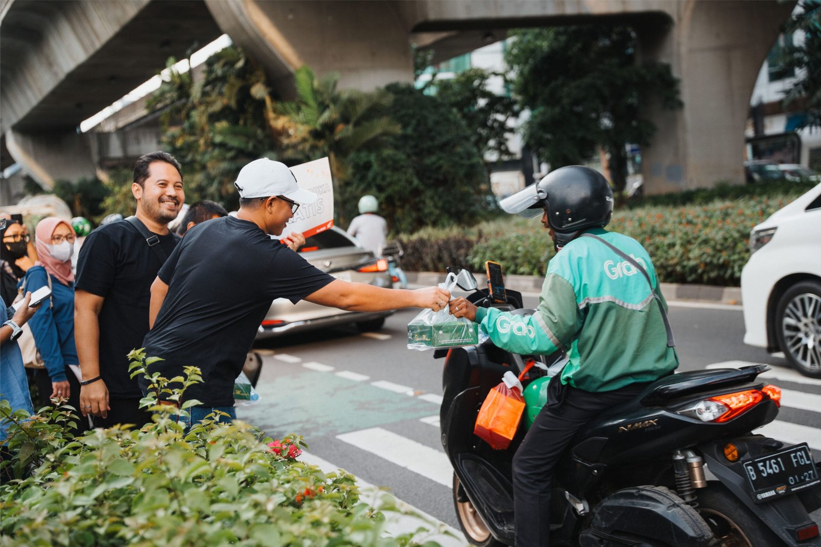 BUKA PUASA BERSAMA PT AHM DAN BLOGGER VLOGGER TINGKATKAN KUALITAS HIDUP DENGAN GAYA HIDUP SEHAT DAN SALURKAN BANTUAN KEPADA KORBAN BANJIR BEKASI