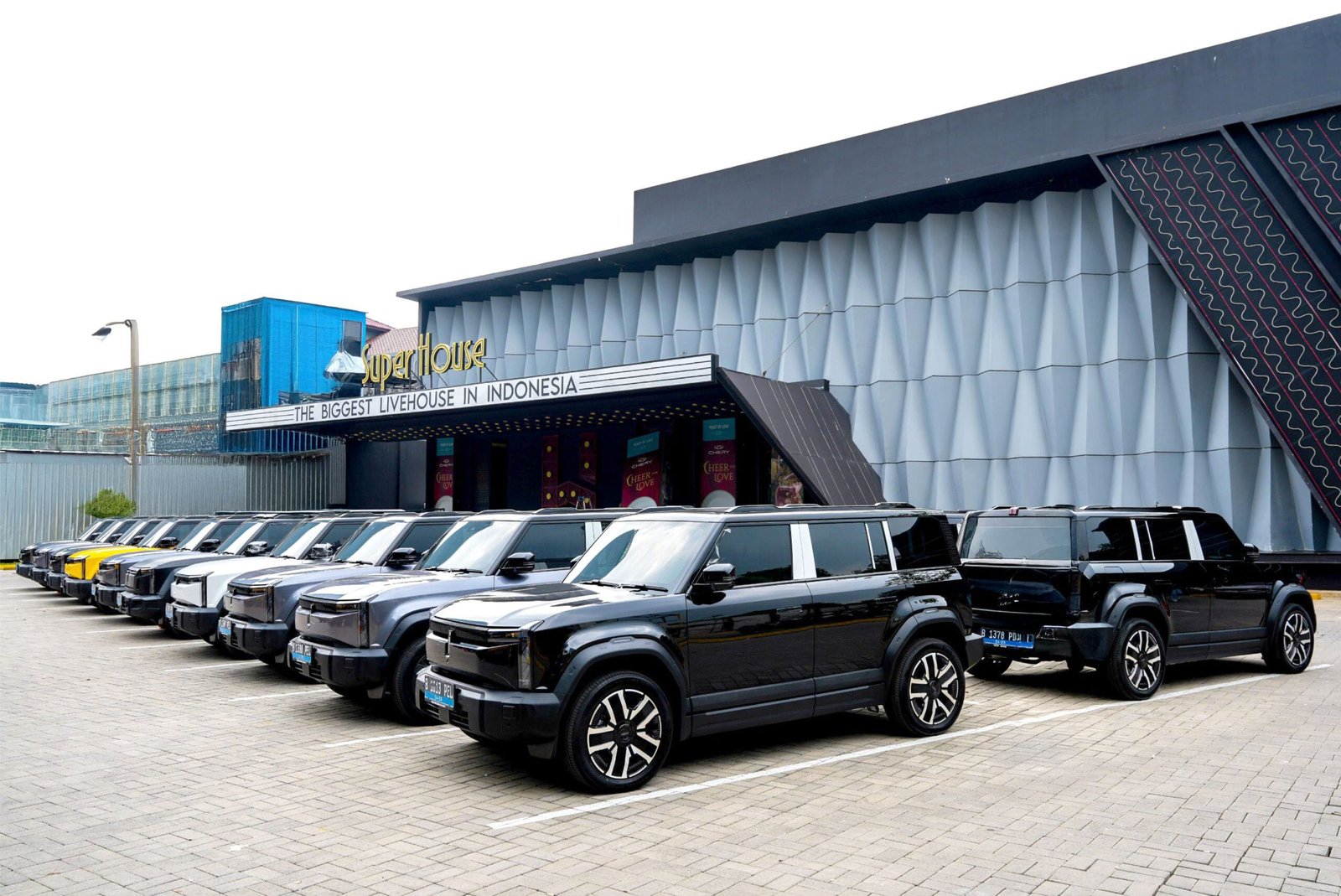 Jakarta, 30 April 2025 - PT Chery Sales Indonesia (CSI) kembali menegaskan eksistensinya di industri otomotif nasional, melalui capaian penjualan yang mengesankan pada bulan Maret 2025. Selama periode tersebut, Chery membukukan angka penjualan retail sebesar 1.521 unit. Pencapaian ini lantas mencerminkan kenaikan sebesar 14,6% jika dibandingkan bulan sebelumnya yang mencatatkan penjualan retail 1.327 unit, sekaligus menjaga tren positif penjualan di atas 1.000 unit per bulan sepanjang kuartal I 2025. Menandakan penerimaan pasar yang kuat terhadap produk-produk Chery. Pertumbuhan penjualan Chery didukung oleh ekspansi jaringan dealer yang berkelanjutan, yang semakin memudahkan konsumen di berbagai wilayah untuk mengakses dan memiliki jajaran SUV premium dari Chery. Hingga April 2025, tercatat sebanyak 46 dealer Chery telah melakukan grand opening dari total 80 jaringan dealer yang dicanangkan di berbagai wilayah Indonesia pada tahun ini. Selain penguatan jaringan dealer, peningkatan penjualan juga didorong oleh kehadiran ragam produk berkualitas yang dirancang untuk memenuhi kebutuhan spesifik dan gaya hidup konsumen di Tanah Air. "Kami sangat mengapresiasi antusiasme Chery Family, hingga kami berhasil mencatatkan peningkatan dan menjaga tren positif pada pembukuan penjualan nasional kami selama kuartal I 2025. Peningkatan ini merupakan salah satu dampak positif dari upaya Chery dalam menghadirkan produk yang sesuai kebutuhan pelanggan, meningkatkan kualitas produk, purna jual dan pelayanan, serta kesetiaan pelanggan terhadap SUV premium yang dimiliki Chery di Indonesia. Kami semakin optimis untuk bisa terus meningkatkan penjualan yang didukung oleh peluncuran produk baru pada bulan Mei,” ujar Rifkie Setiawan, Head of Brand Department PT Chery Sales Indonesia. Seiring dengan persaingan segmen kendaraan listrik (EV) yang semakin ketat, Chery J6 berhasil tampil memukau sebagai bintang utama penjualan Chery pada Maret 2025. SUV listrik yang mengusung keunggulan Fashion Cube-Box Design ini mencatatkan penjualan retail yang luar biasa sebanyak 673 unit, atau menyumbang 44,2% dari total penjualan Chery pada periode tersebut. Diperkenalkan pertama kali dalam ajang GJAW 2024, Chery J6 langsung menarik perhatian berkat desain Boxy yang ikonik dan dapat disesuaikan dengan kepribadian pemiliknya. Tak hanya mengandalkan tampilan, Chery J6 juga menjadi SUV listrik pertama di Indonesia yang memiliki kemampuan dual-purpose, memungkinkan kendaraan digunakan di medan berat berkat material aluminium ringan anti-korosi hingga 30 tahun. Prestasinya pun diakui secara nasional dengan meraih penghargaan “Best EV SUV” dari IIMS Award 2025, yang turut memperkuat kepercayaan masyarakat terhadap kualitas dan performanya. Selain tren positif dari segmen kendaraan listrik, peningkatan penjualan Chery pada bulan Maret 2025 juga tak lepas dari dukungan kuat lini TIGGO Series. Diperkenalkan dengan harga kompetitif pada ajang IIMS 2025 lalu, Chery TIGGO Cross langsung mencuri perhatian pasar dan mencatat penjualan retail sebesar 323 unit pada maret. Tidak hanya TIGGO Cross, Chery TIGGO 8 juga memegang andil penting terhadap meningkatnya penjualan Chery di Tanah Air. Medium SUV dengan tagline "Power in Every Moment" tersebut menduduki posisi ketiga kontributor penjualan retail dengan angka 281 unit pada Maret 2025. Sepanjang kuartal I 2025, Chery TIGGO 8 telah diserap oleh lebih dari 900 konsumen di Tanah Air. Chery TIGGO 8 dirancang secara khusus untuk memenuhi kebutuhan masyarakat Indonesia yang gemar bepergian bersama keluarga, dengan menawarkan konfigurasi 7-penumpang yang lega. Dilengkapi juga dengan ruang kabin yang lapang berpadu sentuhan material premium, TIGGO 8 memastikan setiap momen perjalanan bersama keluarga terasa lebih nyaman dan menyenangkan. Chery TIGGO 8 telah menjadi kebanggaan keluarga Indonesia yang dipercaya sebagai Medium SUV yang memberikan kenyamanan superior dan konsumsi bahan bakar yang optimal dalam penggunaannya. "Kepercayaan Chery Family memotivasi kami untuk terus berinovasi dan memberikan yang terbaik bagi pasar otomotif Tanah Air. Selain fokus pada pengembangan produk dengan kualitas berstandar global, Chery juga akan terus meningkatkan kepercayaan masyarakat terhadap layanan yang kami berikan. Kami berterima kasih kepada Chery Family yang tersebar di seluruh Indonesia atas kepercayaan mereka terhadap kami, Chery berkomitmen untuk menghadirkan produk yang bisa membuat konsumen indonesia senang dan puas memilikinya" tutup Rifkie. Dengan pencapaian positif ini, Chery menunjukkan kesiapan untuk terus bersaing di pasar otomotif nasional. Melalui inovasi berkelanjutan, peningkatan layanan, dan komitmen terhadap kepuasan pelanggan, Chery optimis mampu memperluas jangkauan pasar dan mencapai target penjualan lebih tinggi pada bulan-bulan mendatang.