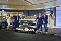 Chery TIGGO 8 CSH Regional Launching Semarang (2) Semarang, 28 Mei 2025 – Inovasi teknologi New Energy Vehicle dari PT Chery Sales Indonesia (CSI) kini resmi hadir di Semarang, kota pelabuhan strategis yang menjadi pusat pertumbuhan ekonomi dan perdagangan di Jawa Tengah. Dalam rangkaian kegiatan regional launching yang berlangsung di Queen City Mall, Chery TIGGO 8 CSH resmi ditampilkan sebagai pelopor teknologi Chery Super Hybrid yang ramah lingkungan, cerdas, dan efisien. Semarang dipilih karena lokasinya yang strategis sebagai jantung ibu kota Provinsi Jawa Tengah, terkoneksi langsung dengan kawasan industri Kendal, Demak, dan Ungaran, serta didukung pertumbuhan ekonomi daerah yang pesat dan kelas menengah yang terus berkembang. Kondisi ini menjadikan Semarang sebagai salah satu pasar otomotif paling menjanjikan. Kehadiran TIGGO 8 CSH di Semarang merupakan bagian dari ekspansi strategis Chery, menyusul kesuksesan peluncuran fenomenalnya pada 15 Mei 2025 lalu. Dibuktikan juga dengan penerimaan yang baik dari masyarakat dengan mencatatkan lebih dari 500 Surat Pemesanan Kendaraan (SPK) dalam kurun waktu kurang dari satu bulan. Menjawab sambutan positif dari masyarakat Semarang dan sekitarnya, Chery menawarkan harga spesial sebesar Rp 509.000.000 (OTR Semarang) untuk 1.000 konsumen pertama. Setelah kuota tersebut terpenuhi, harga akan disesuaikan ke harga normal sebesar Rp 529,900,000. “Semarang memiliki karakteristik yang sangat strategis—baik secara geografis maupun dalam potensi pertumbuhan pasar otomotifnya. Kami percaya bahwa Chery TIGGO 8 CSH adalah solusi mobilitas yang ideal bagi masyarakat yang menginginkan kendaraan berteknologi tinggi, efisien, dan nyaman. Kami sangat berharap teknologi Chery Super Hybrid diterima dengan sangat baik di kota ini, dan menjadi pilihan kendaraan yang efisien serta hemat energi dalam menunjang aktivitas sehari-hari,” ujar Rifkie Setiawan, Head of Brand Department PT Chery Sales Indonesia. Teknologi Chery Super Hybrid: Efisiensi, Performa, dan Kenyamanan dalam Satu Paket Kendaraan Chery TIGGO 8 CSH mengusung teknologi Chery Super Hybrid (CSH) generasi kelima, yang mengintegrasikan Dedicated Hybrid Engine (DHE) 1.5L turbo ACTECO dengan tenaga 143 PS dan torsi 215 Nm, motor listrik berkekuatan 204 PS dengan torsi 310 Nm, serta Dedicated Hybrid Transmission (DHT) dan Dedicated Hybrid Battery (DHB). Kombinasi ini menghasilkan konsumsi bahan bakar lebih dari 76 km/liter (SOC battery 100% – 25%) berdasarkan standar NEDC, efisiensi termal mesin hingga 44,5%, dan efisiensi mekanikal transmisi 98,5%. TIGGO 8 CSH juga menawarkan performa akselerasi 0–100 km/jam dalam waktu 8,5 detik, serta teknologi transmisi 1DHT Super Electric Hybrid yang memberikan perpindahan daya halus tanpa hentakan. Teknologi ini menjadi solusi ideal bagi konsumen yang menginginkan kendaraan ramah lingkungan tanpa keterbatasan infrastruktur pengisian daya yang umum pada kendaraan listrik murni. Dalam aspek keselamatan, Chery TIGGO 8 CSH dilengkapi 14 fitur Advanced Driving Assistance Systems (ADAS), seperti Adaptive Cruise Control, Front Collision Warning, dan Autonomous Emergency Braking. Sistem perlindungan penumpang ditingkatkan dengan 10 airbag dan kamera 540° Panoramic View yang menghilangkan blind spot secara menyeluruh. Interiornya dirancang untuk menghadirkan pengalaman berkendara premium, melalui layar sentuh 15,6 inci beresolusi tinggi, sistem audio Sony dengan 12 speaker, Electric Sunroof, serta fitur ‘Queen Seat’ dengan fungsi pijat dan ventilasi untuk penumpang depan. Fitur cerdas lainnya termasuk Nap Mode, Vehicle-to-Load (V2L) External Power Supply, dan sistem voice command yang semakin menambah kenyamanan dan nilai fungsionalitas SUV ini. Chery TIGGO 8 CSH juga dibekali baterai Lithium Iron Phosphate (Li-Po) yang telah memiliki sertifikasi IP68 Waterproof, serta tahan terhadap suhu ekstrem dari -35°C hingga 60°C. Dalam mode EV penuh, mobil ini mampu menjangkau hingga 90 km. Dukungan pengisian cepat dari 30% ke 80% hanya membutuhkan 20 menit melalui port CCS2. Ketika daya baterai mulai menipis selama perjalanan, mesin secara otomatis beroperasi untuk mengisi daya. Dengan kondisi tangki bahan bakar dan baterai penuh, TIGGO 8 CSH dapat menempuh jarak hingga 1.300 km. Komitmen Layanan Purna Jual untuk Kenyamanan Jangka Panjang Sebagai bentuk komitmen terhadap kenyamanan dan ketenangan konsumen, setiap pembelian Chery TIGGO 8 CSH disertai dengan program after sales komprehensif yang mencakup garansi mesin hingga 1.000.000 km atau 10 tahun, garansi baterai selama 10 tahun atau 200.000 km, serta garansi kendaraan selama 6 tahun atau 150.000 km. Selain itu, konsumen juga akan mendapatkan bebas biaya jasa dan suku cadang selama 4 tahun atau 60.000 km. Seluruh pemilik kendaraan juga didukung exclusive 3 tahun layanan Emergency Roadside Assistance (ERA) 24 jam yang siaga serta didukung jaringan dealer 3S (Sales, Service, Spare Parts), memastikan kenyamanan berkendara dalam berbagai kondisi. Peluncuran regional Chery TIGGO 8 CSH di Semarang menandai dimulainya era baru mobilitas cerdas, efisien, dan berkelanjutan di Jawa Tengah. Ini juga memperkuat posisi Chery sebagai pionir teknologi New Energy Vehicle yang hadir menjawab kebutuhan mobilitas konsumen Indonesia yang semakin dinamis.