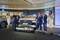 Chery TIGGO 8 CSH Regional Launching Semarang (2) Semarang, 28 Mei 2025 – Inovasi teknologi New Energy Vehicle dari PT Chery Sales Indonesia (CSI) kini resmi hadir di Semarang, kota pelabuhan strategis yang menjadi pusat pertumbuhan ekonomi dan perdagangan di Jawa Tengah. Dalam rangkaian kegiatan regional launching yang berlangsung di Queen City Mall, Chery TIGGO 8 CSH resmi ditampilkan sebagai pelopor teknologi Chery Super Hybrid yang ramah lingkungan, cerdas, dan efisien. Semarang dipilih karena lokasinya yang strategis sebagai jantung ibu kota Provinsi Jawa Tengah, terkoneksi langsung dengan kawasan industri Kendal, Demak, dan Ungaran, serta didukung pertumbuhan ekonomi daerah yang pesat dan kelas menengah yang terus berkembang. Kondisi ini menjadikan Semarang sebagai salah satu pasar otomotif paling menjanjikan. Kehadiran TIGGO 8 CSH di Semarang merupakan bagian dari ekspansi strategis Chery, menyusul kesuksesan peluncuran fenomenalnya pada 15 Mei 2025 lalu. Dibuktikan juga dengan penerimaan yang baik dari masyarakat dengan mencatatkan lebih dari 500 Surat Pemesanan Kendaraan (SPK) dalam kurun waktu kurang dari satu bulan. Menjawab sambutan positif dari masyarakat Semarang dan sekitarnya, Chery menawarkan harga spesial sebesar Rp 509.000.000 (OTR Semarang) untuk 1.000 konsumen pertama. Setelah kuota tersebut terpenuhi, harga akan disesuaikan ke harga normal sebesar Rp 529,900,000. “Semarang memiliki karakteristik yang sangat strategis—baik secara geografis maupun dalam potensi pertumbuhan pasar otomotifnya. Kami percaya bahwa Chery TIGGO 8 CSH adalah solusi mobilitas yang ideal bagi masyarakat yang menginginkan kendaraan berteknologi tinggi, efisien, dan nyaman. Kami sangat berharap teknologi Chery Super Hybrid diterima dengan sangat baik di kota ini, dan menjadi pilihan kendaraan yang efisien serta hemat energi dalam menunjang aktivitas sehari-hari,” ujar Rifkie Setiawan, Head of Brand Department PT Chery Sales Indonesia. Teknologi Chery Super Hybrid: Efisiensi, Performa, dan Kenyamanan dalam Satu Paket Kendaraan Chery TIGGO 8 CSH mengusung teknologi Chery Super Hybrid (CSH) generasi kelima, yang mengintegrasikan Dedicated Hybrid Engine (DHE) 1.5L turbo ACTECO dengan tenaga 143 PS dan torsi 215 Nm, motor listrik berkekuatan 204 PS dengan torsi 310 Nm, serta Dedicated Hybrid Transmission (DHT) dan Dedicated Hybrid Battery (DHB). Kombinasi ini menghasilkan konsumsi bahan bakar lebih dari 76 km/liter (SOC battery 100% – 25%) berdasarkan standar NEDC, efisiensi termal mesin hingga 44,5%, dan efisiensi mekanikal transmisi 98,5%. TIGGO 8 CSH juga menawarkan performa akselerasi 0–100 km/jam dalam waktu 8,5 detik, serta teknologi transmisi 1DHT Super Electric Hybrid yang memberikan perpindahan daya halus tanpa hentakan. Teknologi ini menjadi solusi ideal bagi konsumen yang menginginkan kendaraan ramah lingkungan tanpa keterbatasan infrastruktur pengisian daya yang umum pada kendaraan listrik murni. Dalam aspek keselamatan, Chery TIGGO 8 CSH dilengkapi 14 fitur Advanced Driving Assistance Systems (ADAS), seperti Adaptive Cruise Control, Front Collision Warning, dan Autonomous Emergency Braking. Sistem perlindungan penumpang ditingkatkan dengan 10 airbag dan kamera 540° Panoramic View yang menghilangkan blind spot secara menyeluruh. Interiornya dirancang untuk menghadirkan pengalaman berkendara premium, melalui layar sentuh 15,6 inci beresolusi tinggi, sistem audio Sony dengan 12 speaker, Electric Sunroof, serta fitur ‘Queen Seat’ dengan fungsi pijat dan ventilasi untuk penumpang depan. Fitur cerdas lainnya termasuk Nap Mode, Vehicle-to-Load (V2L) External Power Supply, dan sistem voice command yang semakin menambah kenyamanan dan nilai fungsionalitas SUV ini. Chery TIGGO 8 CSH juga dibekali baterai Lithium Iron Phosphate (Li-Po) yang telah memiliki sertifikasi IP68 Waterproof, serta tahan terhadap suhu ekstrem dari -35°C hingga 60°C. Dalam mode EV penuh, mobil ini mampu menjangkau hingga 90 km. Dukungan pengisian cepat dari 30% ke 80% hanya membutuhkan 20 menit melalui port CCS2. Ketika daya baterai mulai menipis selama perjalanan, mesin secara otomatis beroperasi untuk mengisi daya. Dengan kondisi tangki bahan bakar dan baterai penuh, TIGGO 8 CSH dapat menempuh jarak hingga 1.300 km. Komitmen Layanan Purna Jual untuk Kenyamanan Jangka Panjang Sebagai bentuk komitmen terhadap kenyamanan dan ketenangan konsumen, setiap pembelian Chery TIGGO 8 CSH disertai dengan program after sales komprehensif yang mencakup garansi mesin hingga 1.000.000 km atau 10 tahun, garansi baterai selama 10 tahun atau 200.000 km, serta garansi kendaraan selama 6 tahun atau 150.000 km. Selain itu, konsumen juga akan mendapatkan bebas biaya jasa dan suku cadang selama 4 tahun atau 60.000 km. Seluruh pemilik kendaraan juga didukung exclusive 3 tahun layanan Emergency Roadside Assistance (ERA) 24 jam yang siaga serta didukung jaringan dealer 3S (Sales, Service, Spare Parts), memastikan kenyamanan berkendara dalam berbagai kondisi. Peluncuran regional Chery TIGGO 8 CSH di Semarang menandai dimulainya era baru mobilitas cerdas, efisien, dan berkelanjutan di Jawa Tengah. Ini juga memperkuat posisi Chery sebagai pionir teknologi New Energy Vehicle yang hadir menjawab kebutuhan mobilitas konsumen Indonesia yang semakin dinamis.