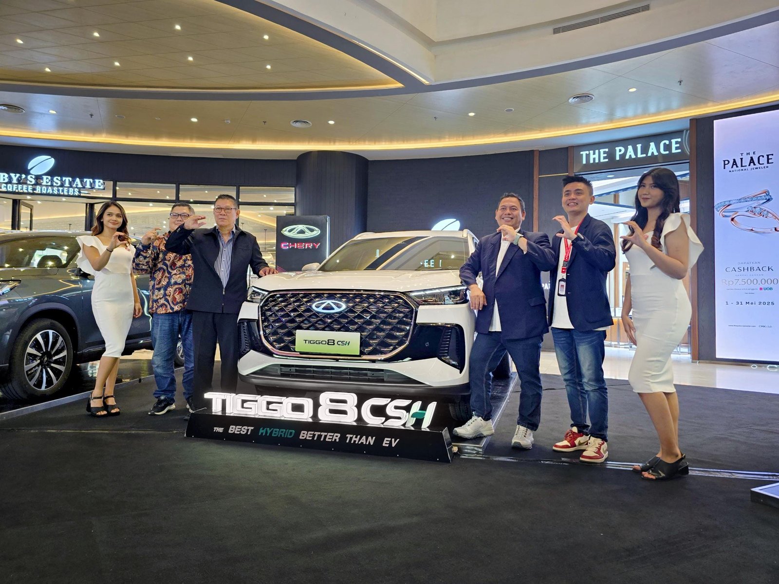 Chery TIGGO 8 CSH Regional Launching Semarang (2) Semarang, 28 Mei 2025 – Inovasi teknologi New Energy Vehicle dari PT Chery Sales Indonesia (CSI) kini resmi hadir di Semarang, kota pelabuhan strategis yang menjadi pusat pertumbuhan ekonomi dan perdagangan di Jawa Tengah. Dalam rangkaian kegiatan regional launching yang berlangsung di Queen City Mall, Chery TIGGO 8 CSH resmi ditampilkan sebagai pelopor teknologi Chery Super Hybrid yang ramah lingkungan, cerdas, dan efisien. Semarang dipilih karena lokasinya yang strategis sebagai jantung ibu kota Provinsi Jawa Tengah, terkoneksi langsung dengan kawasan industri Kendal, Demak, dan Ungaran, serta didukung pertumbuhan ekonomi daerah yang pesat dan kelas menengah yang terus berkembang. Kondisi ini menjadikan Semarang sebagai salah satu pasar otomotif paling menjanjikan. Kehadiran TIGGO 8 CSH di Semarang merupakan bagian dari ekspansi strategis Chery, menyusul kesuksesan peluncuran fenomenalnya pada 15 Mei 2025 lalu. Dibuktikan juga dengan penerimaan yang baik dari masyarakat dengan mencatatkan lebih dari 500 Surat Pemesanan Kendaraan (SPK) dalam kurun waktu kurang dari satu bulan. Menjawab sambutan positif dari masyarakat Semarang dan sekitarnya, Chery menawarkan harga spesial sebesar Rp 509.000.000 (OTR Semarang) untuk 1.000 konsumen pertama. Setelah kuota tersebut terpenuhi, harga akan disesuaikan ke harga normal sebesar Rp 529,900,000. “Semarang memiliki karakteristik yang sangat strategis—baik secara geografis maupun dalam potensi pertumbuhan pasar otomotifnya. Kami percaya bahwa Chery TIGGO 8 CSH adalah solusi mobilitas yang ideal bagi masyarakat yang menginginkan kendaraan berteknologi tinggi, efisien, dan nyaman. Kami sangat berharap teknologi Chery Super Hybrid diterima dengan sangat baik di kota ini, dan menjadi pilihan kendaraan yang efisien serta hemat energi dalam menunjang aktivitas sehari-hari,” ujar Rifkie Setiawan, Head of Brand Department PT Chery Sales Indonesia. Teknologi Chery Super Hybrid: Efisiensi, Performa, dan Kenyamanan dalam Satu Paket Kendaraan Chery TIGGO 8 CSH mengusung teknologi Chery Super Hybrid (CSH) generasi kelima, yang mengintegrasikan Dedicated Hybrid Engine (DHE) 1.5L turbo ACTECO dengan tenaga 143 PS dan torsi 215 Nm, motor listrik berkekuatan 204 PS dengan torsi 310 Nm, serta Dedicated Hybrid Transmission (DHT) dan Dedicated Hybrid Battery (DHB). Kombinasi ini menghasilkan konsumsi bahan bakar lebih dari 76 km/liter (SOC battery 100% – 25%) berdasarkan standar NEDC, efisiensi termal mesin hingga 44,5%, dan efisiensi mekanikal transmisi 98,5%. TIGGO 8 CSH juga menawarkan performa akselerasi 0–100 km/jam dalam waktu 8,5 detik, serta teknologi transmisi 1DHT Super Electric Hybrid yang memberikan perpindahan daya halus tanpa hentakan. Teknologi ini menjadi solusi ideal bagi konsumen yang menginginkan kendaraan ramah lingkungan tanpa keterbatasan infrastruktur pengisian daya yang umum pada kendaraan listrik murni. Dalam aspek keselamatan, Chery TIGGO 8 CSH dilengkapi 14 fitur Advanced Driving Assistance Systems (ADAS), seperti Adaptive Cruise Control, Front Collision Warning, dan Autonomous Emergency Braking. Sistem perlindungan penumpang ditingkatkan dengan 10 airbag dan kamera 540° Panoramic View yang menghilangkan blind spot secara menyeluruh. Interiornya dirancang untuk menghadirkan pengalaman berkendara premium, melalui layar sentuh 15,6 inci beresolusi tinggi, sistem audio Sony dengan 12 speaker, Electric Sunroof, serta fitur ‘Queen Seat’ dengan fungsi pijat dan ventilasi untuk penumpang depan. Fitur cerdas lainnya termasuk Nap Mode, Vehicle-to-Load (V2L) External Power Supply, dan sistem voice command yang semakin menambah kenyamanan dan nilai fungsionalitas SUV ini. Chery TIGGO 8 CSH juga dibekali baterai Lithium Iron Phosphate (Li-Po) yang telah memiliki sertifikasi IP68 Waterproof, serta tahan terhadap suhu ekstrem dari -35°C hingga 60°C. Dalam mode EV penuh, mobil ini mampu menjangkau hingga 90 km. Dukungan pengisian cepat dari 30% ke 80% hanya membutuhkan 20 menit melalui port CCS2. Ketika daya baterai mulai menipis selama perjalanan, mesin secara otomatis beroperasi untuk mengisi daya. Dengan kondisi tangki bahan bakar dan baterai penuh, TIGGO 8 CSH dapat menempuh jarak hingga 1.300 km. Komitmen Layanan Purna Jual untuk Kenyamanan Jangka Panjang Sebagai bentuk komitmen terhadap kenyamanan dan ketenangan konsumen, setiap pembelian Chery TIGGO 8 CSH disertai dengan program after sales komprehensif yang mencakup garansi mesin hingga 1.000.000 km atau 10 tahun, garansi baterai selama 10 tahun atau 200.000 km, serta garansi kendaraan selama 6 tahun atau 150.000 km. Selain itu, konsumen juga akan mendapatkan bebas biaya jasa dan suku cadang selama 4 tahun atau 60.000 km. Seluruh pemilik kendaraan juga didukung exclusive 3 tahun layanan Emergency Roadside Assistance (ERA) 24 jam yang siaga serta didukung jaringan dealer 3S (Sales, Service, Spare Parts), memastikan kenyamanan berkendara dalam berbagai kondisi. Peluncuran regional Chery TIGGO 8 CSH di Semarang menandai dimulainya era baru mobilitas cerdas, efisien, dan berkelanjutan di Jawa Tengah. Ini juga memperkuat posisi Chery sebagai pionir teknologi New Energy Vehicle yang hadir menjawab kebutuhan mobilitas konsumen Indonesia yang semakin dinamis.