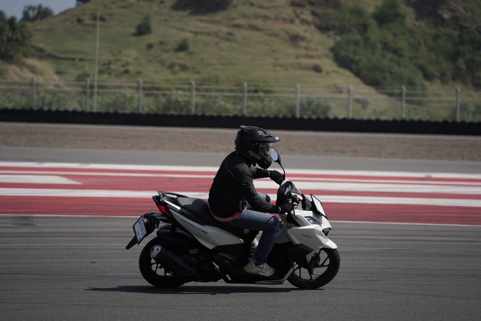 Komunitas Honda Vario Eksplorasi Sirkuit Mandalika di Ajang Mandalika Racing Series 2025