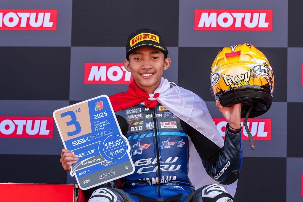 Arai Agaska meraih podium 3 race 1 seri 1 FIM R3 BLU CRU World Cup 2025 di sirkuit Portimao Portugal (1) Tampil di Misano, Arai Agaska Terpacu Mengulang Podium Ajang FIM R3 BLU CRU World Cup
