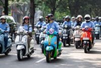 Para pengguna sepeda motor saat ini mengedepankan lifestyle yang menambah excitement kala berkendara. Skutik Yamaha genre classy jadi pilihan yang memenuhi kebutuhan tersebut, dengan salah satu line up yakni Grand Filano Hybrid. Semakin memanjakan konsumen agar tampil makin gaya, diadakan Grand Filano x The Coffee Bean yang mengangkat tema Ride In Style, Savor The Flavor. Kolaborasi Yamaha dengan The Coffee Bean & The Leaf diwujudkan dengan adanya kesamaan value Grand Filano Hybrid dan Coffee Bean dalam mengedepankan premium feeling, kualitas terjamin dan authentic sehingga menghadirkan excitement feeling dan premium experience tidak hanya bagi konsumen tapi seluruh generasi muda Indonesia. "Grand Filano Hybrid sebagai salah satu skutik Classy Yamaha kini semakin digemari karena beragam keunggulan fitur dan teknologi, termasuk karakter stylish yang cocok buat generasi muda yang memiliki fashion yang elegan dan mewah. Pengguna Grand Filano Hybrid pun kian ekspresif dalam gaya hidup, salah satunya dapat diwujudkan dengan ambil bagian dalam Grand Filano x The Coffee Bean bertemakan Ride In Style, Savor The Flavor. Melalui tema itu kami ingin menginspirasi konsumen bahwa saat ini berkendara tidak hanya sekedar untuk mobilitas, namun dengan Grand Filano Hybrid konsumen dapat berkendara dengan outfit Classy, nyaman dan menikmati setiap momen dimanapun dan kapanpun. Hasil kerjasama Yamaha dengan The Coffee Bean & The Leaf ini menjadi spesial treatment bagi konsumen Grand Filano Hybrid, mereka dapat memanfaatkannya sehingga makin asyik berkendara karena ikut menunjang lifestyle," ungkap Erica Puspasari, Manager Branding & Promotion PT Yamaha Indonesia Motor Manufacturing (YIMM). Dalam Grand Filano x The Coffee Bean "Ride In Style, Savor The Flavor", pengguna Grand Filano Hybrid bersama-sama telah melakukan Morning Ride & Brew di hari Minggu 22 Juni 2025. Puluhan peserta merasakan experience premium lifestyle start riding dari Yamaha Mekar Bintaro menuju TransPark Mall Bintaro, lalu mengunjungi outlet Coffee Bean mengikuti workshop Latte Art dari barista profesional. Juga tentunya menikmati enaknya Ice Filano Drip dan Cara-Filano Latte. Aktivitas ini membuat mereka semakin bergaya dengan Grand Filano Hybrid serta disegarkan dengan teman nongkrong ngopi di Coffee Bean. Dalam rangkaian aktivitas ini, konsumen Grand Filano Hybrid juga diajak untuk enjoy kopi gratis, yang dibuka selama periode 3 bulan mulai 22 Juni hingga 13 September 2025 di seluruh outlef Coffee Bean di Jawa dan Bali. Feel berkendara makin menyenangkan dengan teman ngopi khusus yang dibuat yaitu Ice Filano Drip (cold) dan Cara-Filano Latte (hot). Cara mendapatkan special Grand Filano Coffee ini detailnya bisa dilihat di Instagram @yamahaindonesia dan @coffeebeanindonesia.* Kerjasama ini disambut baik oleh pihak Trans FnB Group (group management Coffee Bean), yang melihat sinergi positif dengan antusiasme Grand Filano Hybrid user. "Coffee Bean dengan Grand Filano Hybrid memiliki kesamaan yaitu stylish. Untuk seluruh segmen baik itu Millenial, Gen Z cocok banget bagaimana mengedepankan stylish tadi. Ini pun sesuai dengan filosofi Coffee Bean, misalnya sehabis kerja motoran, nongkrong ngopi dan ini bagian dari lifestyle. Dalam kolaborasi ini, pengguna Grand Filano Hybrid bisa mendapatkan dengan gratis Ice Filano Drip dan Cara-Filano Latte. Uniknya untuk hot coffee Cara-Filano Latte spesial di atasnya ada desain lampu depan dan tulisan Filano. Selain itu juga ada kegiatan Morning Ride & Brew dan visiting outlet Coffee Bean lalu ngopi bareng," papar Daniel Sahat, Head of Marketing Trans FnB Group.