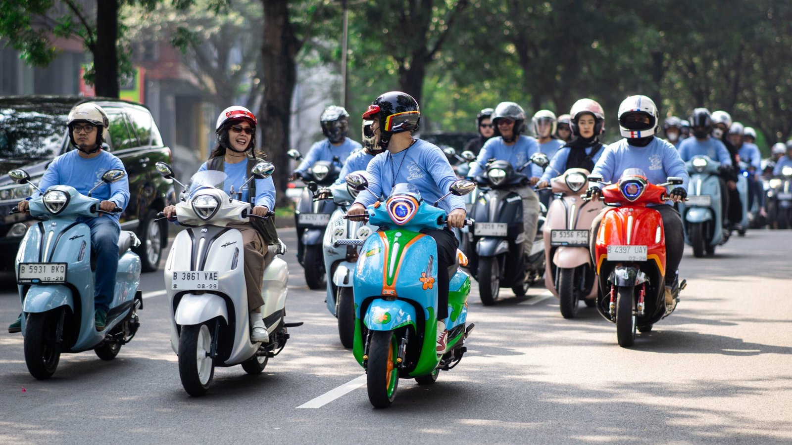 Grand Filano x The Coffee Bean “Ride In Style, Savor The Flavor”, Makin Stylish Berkendara Bareng Teman Ngopi Asyik (1) Para pengguna sepeda motor saat ini mengedepankan lifestyle yang menambah excitement kala berkendara. Skutik Yamaha genre classy jadi pilihan yang memenuhi kebutuhan tersebut, dengan salah satu line up yakni Grand Filano Hybrid. Semakin memanjakan konsumen agar tampil makin gaya, diadakan Grand Filano x The Coffee Bean yang mengangkat tema Ride In Style, Savor The Flavor. Kolaborasi Yamaha dengan The Coffee Bean & The Leaf diwujudkan dengan adanya kesamaan value Grand Filano Hybrid dan Coffee Bean dalam mengedepankan premium feeling, kualitas terjamin dan authentic sehingga menghadirkan excitement feeling dan premium experience tidak hanya bagi konsumen tapi seluruh generasi muda Indonesia. "Grand Filano Hybrid sebagai salah satu skutik Classy Yamaha kini semakin digemari karena beragam keunggulan fitur dan teknologi, termasuk karakter stylish yang cocok buat generasi muda yang memiliki fashion yang elegan dan mewah. Pengguna Grand Filano Hybrid pun kian ekspresif dalam gaya hidup, salah satunya dapat diwujudkan dengan ambil bagian dalam Grand Filano x The Coffee Bean bertemakan Ride In Style, Savor The Flavor. Melalui tema itu kami ingin menginspirasi konsumen bahwa saat ini berkendara tidak hanya sekedar untuk mobilitas, namun dengan Grand Filano Hybrid konsumen dapat berkendara dengan outfit Classy, nyaman dan menikmati setiap momen dimanapun dan kapanpun. Hasil kerjasama Yamaha dengan The Coffee Bean & The Leaf ini menjadi spesial treatment bagi konsumen Grand Filano Hybrid, mereka dapat memanfaatkannya sehingga makin asyik berkendara karena ikut menunjang lifestyle," ungkap Erica Puspasari, Manager Branding & Promotion PT Yamaha Indonesia Motor Manufacturing (YIMM). Dalam Grand Filano x The Coffee Bean "Ride In Style, Savor The Flavor", pengguna Grand Filano Hybrid bersama-sama telah melakukan Morning Ride & Brew di hari Minggu 22 Juni 2025. Puluhan peserta merasakan experience premium lifestyle start riding dari Yamaha Mekar Bintaro menuju TransPark Mall Bintaro, lalu mengunjungi outlet Coffee Bean mengikuti workshop Latte Art dari barista profesional. Juga tentunya menikmati enaknya Ice Filano Drip dan Cara-Filano Latte. Aktivitas ini membuat mereka semakin bergaya dengan Grand Filano Hybrid serta disegarkan dengan teman nongkrong ngopi di Coffee Bean. Dalam rangkaian aktivitas ini, konsumen Grand Filano Hybrid juga diajak untuk enjoy kopi gratis, yang dibuka selama periode 3 bulan mulai 22 Juni hingga 13 September 2025 di seluruh outlef Coffee Bean di Jawa dan Bali. Feel berkendara makin menyenangkan dengan teman ngopi khusus yang dibuat yaitu Ice Filano Drip (cold) dan Cara-Filano Latte (hot). Cara mendapatkan special Grand Filano Coffee ini detailnya bisa dilihat di Instagram @yamahaindonesia dan @coffeebeanindonesia.* Kerjasama ini disambut baik oleh pihak Trans FnB Group (group management Coffee Bean), yang melihat sinergi positif dengan antusiasme Grand Filano Hybrid user. "Coffee Bean dengan Grand Filano Hybrid memiliki kesamaan yaitu stylish. Untuk seluruh segmen baik itu Millenial, Gen Z cocok banget bagaimana mengedepankan stylish tadi. Ini pun sesuai dengan filosofi Coffee Bean, misalnya sehabis kerja motoran, nongkrong ngopi dan ini bagian dari lifestyle. Dalam kolaborasi ini, pengguna Grand Filano Hybrid bisa mendapatkan dengan gratis Ice Filano Drip dan Cara-Filano Latte. Uniknya untuk hot coffee Cara-Filano Latte spesial di atasnya ada desain lampu depan dan tulisan Filano. Selain itu juga ada kegiatan Morning Ride & Brew dan visiting outlet Coffee Bean lalu ngopi bareng," papar Daniel Sahat, Head of Marketing Trans FnB Group.