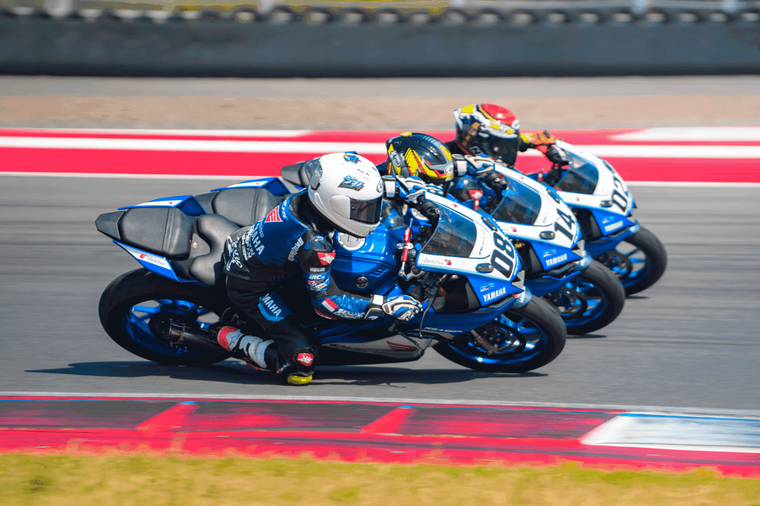 Rider-muda-tampil-di-kelas-R15-Idemitsu-BLU-CRU-Junior-Pro-ajang-Idemitsu-BLU-CRU-Yamaha-Sunday-Race-2025-di-sirkuit-internasional-Mandalika Gebyar Idemitsu BLU CRU Yamaha Sunday Race di Sirkuit Mandalika, Makin Jadi Magnet Passion Balap
