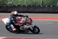 Sapu Bersih Kemenangan, Yamaha Dominasi Seri 2 Mandalika Racing Series (3) Yamaha kian mempertegas DNA Racing yang kuat melalui dominasi hasil balapan seperti yang dicapai di Mandalika Racing Series 2025. Pada putaran ke-2 kejuaraan nasional tersebut yang berlangsung di sirkuit internasional Mandalika 21-22 Juni, Yamaha menyapu bersih kemenangan pada 5 kelas pembalap. Tim Yamaha tampil luar biasa meraih podium pertama mulai dari race 1, superpole race, race 2 di kelas National Sport 150cc, National Sport 250cc, National Sport 600cc, Junior Sport 150cc (tidak ada superpole), Underbone 150cc – U25. Performa fantastis ditunjukkan para pembalap Yamaha di ajang bergengsi itu. Istimewanya juga penampilan Wahyu Nugroho yang konsisten berada di urutan pertama pada semua sesi kelas National Sport 600cc yaitu free practice, kualifikasi, race 1, superpole race, race 2. Menggeber Yamaha R6, Wahyu Nugroho yang balapan dengan tim Yamaha LFN HP969 Global Ondolomon melesat jauh meninggalkan para pesaingnya, dengan peringkat ke-2 di race 1 berjarak 7.883 detik dan terpaut 6.679 detik di race 2. Konsistensi rider asal Boyolali Jawa Tengah itu memperlihatkan improvement signifikan yang juga jadi modal pertarungan pada putaran lanjutan di Asia Road Racing Championship (ARRC) nanti. ”Hasil seri 2 Kejurnas MRS ini sangat menggembirakan, saya dapat tampil konsisten dan ini menambah kepercayaan diri buat terus mendapatkan result positif di ajang ini. Dukungan fisik membuat saya kian menyatu dengan motor Yamaha R6 sehingga membantu mengeluarkan performa maksimal. Saya harapkan penampilan seperti ini akan berlanjut di ARRC Juli nanti di Motegi Jepang,” ungkap Wahyu Nugroho. Di kelas National Sport 250cc, Arai Agaska rider binaan Yamaha Racing Indonesia memenangi race 1. Pembalap asal NTB yang di Kejurnas MRS membalap bersama tim Yamaha NITIRacing DRS KYB MFZ Dynavolta HDSA Racing itu menunjukkan aksi mumpuni hingga berhasil meraih podium pertama. Untuk superpole race dan race 2 kategori National Sport 250cc, Robby Sakera (Yamaha LFN HP969 Global Ondolomon) yang merebut posisi pertama. Makin istimewa karena tiga podium teratas di kelas itu pada sesi race 1, superpole race dan race 2 dikuasai oleh para pembalap Yamaha. Di kelas National Sport 150cc, race 1 dimenangi oleh Galang Hendra Pratama (Yamaha BAF Yamalube Akai Jaya MBKW2 Racing), sedangkan superpole race dan race 2 jawaranya Alfi Husni (Yamaha Yamalube Ziear LFN HP969 MCR RBT34 TheStrokes55). Lalu peringkat pertama kelas Junior Sport 150cc (U-15) race 1 diraih rider belia berusia 12 tahun Sabian Fathul Ilmi (Yamaha Yamalube SCM Group Aditama NHK RBT34 STSJ GDT Berau), sedangkan race 2 dimenangi oleh M. Arkana Ardin Kurniawan (Yamaha Yamalube AMS TDR IRC Cargloss RRS). Pertarungan di bagian Underbone 150cc (U-25) tak kalah serunya menghadirkan persaingan kompetitif antar pembalap Yamaha. Hasilnya, kemenangan race 1 menjadi milik Robby Sakera (Yamaha Yamalube LFN HP969 RCB UMA Proliner NHK SSS NGK RBT34 Navaro RT), lalu jawara pertama superpole race adalah Fadli Rigani (VMK Racetech Kawahara Police Enjoy VND KYB Pirelli Ulti-X), dan podium pertama race 2 disabet Fahmi Basam, rekan setim Robby Sakera. Tak hanya di kelas pembalap, supporting class community juga dimenangi Yamaha. Eric Saputra (Cargloss RRS RT) menjadi pemenang pertama race 1 dan race 2. ”Dominasi Yamaha pada round 2 Kejurnas MRS merupakan hasil kerja keras semua tim, para pembalap dan settingan motor yang sesuai mewujudkan pencapaian ini. Modal penting buat putaran berikutnya agar terus memperoleh result optimal. Performa para pembalap di seri 2 ini juga menunjukkan keberhasilan pembinaan yang dilakukan Yamaha, baik di kejurnas ini maupun ajang internasional yang kami ikuti,” papar Wahyu Rusmayadi, Manager Motorsport PT. Yamaha Indonesia Motor Manufacturing (YIMM).