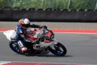 Yamaha kian mempertegas DNA Racing yang kuat melalui dominasi hasil balapan seperti yang dicapai di Mandalika Racing Series 2025. Pada putaran ke-2 kejuaraan nasional tersebut yang berlangsung di sirkuit internasional Mandalika 21-22 Juni, Yamaha menyapu bersih kemenangan pada 5 kelas pembalap. Tim Yamaha tampil luar biasa meraih podium pertama mulai dari race 1, superpole race, race 2 di kelas National Sport 150cc, National Sport 250cc, National Sport 600cc, Junior Sport 150cc (tidak ada superpole), Underbone 150cc – U25. Performa fantastis ditunjukkan para pembalap Yamaha di ajang bergengsi itu. Istimewanya juga penampilan Wahyu Nugroho yang konsisten berada di urutan pertama pada semua sesi kelas National Sport 600cc yaitu free practice, kualifikasi, race 1, superpole race, race 2. Menggeber Yamaha R6, Wahyu Nugroho yang balapan dengan tim Yamaha LFN HP969 Global Ondolomon melesat jauh meninggalkan para pesaingnya, dengan peringkat ke-2 di race 1 berjarak 7.883 detik dan terpaut 6.679 detik di race 2. Konsistensi rider asal Boyolali Jawa Tengah itu memperlihatkan improvement signifikan yang juga jadi modal pertarungan pada putaran lanjutan di Asia Road Racing Championship (ARRC) nanti. ”Hasil seri 2 Kejurnas MRS ini sangat menggembirakan, saya dapat tampil konsisten dan ini menambah kepercayaan diri buat terus mendapatkan result positif di ajang ini. Dukungan fisik membuat saya kian menyatu dengan motor Yamaha R6 sehingga membantu mengeluarkan performa maksimal. Saya harapkan penampilan seperti ini akan berlanjut di ARRC Juli nanti di Motegi Jepang,” ungkap Wahyu Nugroho. Di kelas National Sport 250cc, Arai Agaska rider binaan Yamaha Racing Indonesia memenangi race 1. Pembalap asal NTB yang di Kejurnas MRS membalap bersama tim Yamaha NITIRacing DRS KYB MFZ Dynavolta HDSA Racing itu menunjukkan aksi mumpuni hingga berhasil meraih podium pertama. Untuk superpole race dan race 2 kategori National Sport 250cc, Robby Sakera (Yamaha LFN HP969 Global Ondolomon) yang merebut posisi pertama. Makin istimewa karena tiga podium teratas di kelas itu pada sesi race 1, superpole race dan race 2 dikuasai oleh para pembalap Yamaha. Di kelas National Sport 150cc, race 1 dimenangi oleh Galang Hendra Pratama (Yamaha BAF Yamalube Akai Jaya MBKW2 Racing), sedangkan superpole race dan race 2 jawaranya Alfi Husni (Yamaha Yamalube Ziear LFN HP969 MCR RBT34 TheStrokes55). Lalu peringkat pertama kelas Junior Sport 150cc (U-15) race 1 diraih rider belia berusia 12 tahun Sabian Fathul Ilmi (Yamaha Yamalube SCM Group Aditama NHK RBT34 STSJ GDT Berau), sedangkan race 2 dimenangi oleh M. Arkana Ardin Kurniawan (Yamaha Yamalube AMS TDR IRC Cargloss RRS). Pertarungan di bagian Underbone 150cc (U-25) tak kalah serunya menghadirkan persaingan kompetitif antar pembalap Yamaha. Hasilnya, kemenangan race 1 menjadi milik Robby Sakera (Yamaha Yamalube LFN HP969 RCB UMA Proliner NHK SSS NGK RBT34 Navaro RT), lalu jawara pertama superpole race adalah Fadli Rigani (VMK Racetech Kawahara Police Enjoy VND KYB Pirelli Ulti-X), dan podium pertama race 2 disabet Fahmi Basam, rekan setim Robby Sakera. Tak hanya di kelas pembalap, supporting class community juga dimenangi Yamaha. Eric Saputra (Cargloss RRS RT) menjadi pemenang pertama race 1 dan race 2. ”Dominasi Yamaha pada round 2 Kejurnas MRS merupakan hasil kerja keras semua tim, para pembalap dan settingan motor yang sesuai mewujudkan pencapaian ini. Modal penting buat putaran berikutnya agar terus memperoleh result optimal. Performa para pembalap di seri 2 ini juga menunjukkan keberhasilan pembinaan yang dilakukan Yamaha, baik di kejurnas ini maupun ajang internasional yang kami ikuti,” papar Wahyu Rusmayadi, Manager Motorsport PT. Yamaha Indonesia Motor Manufacturing (YIMM).