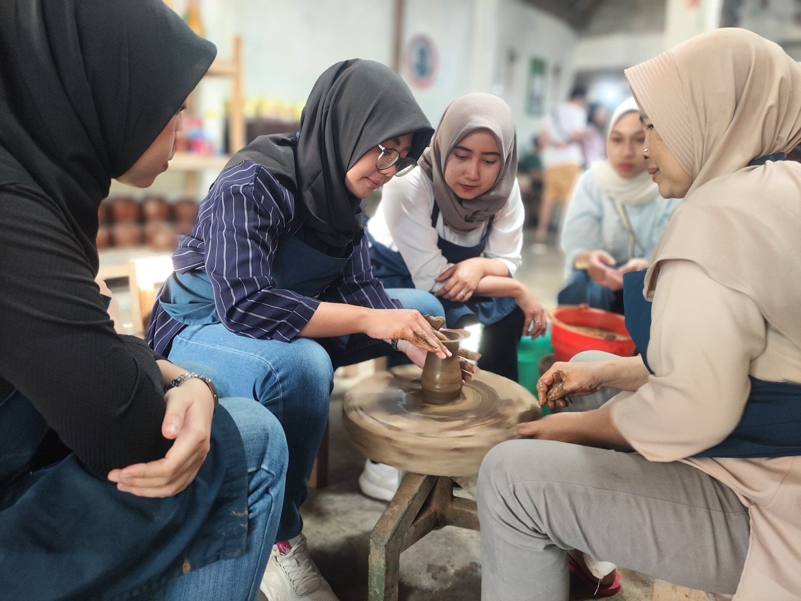 Scoopy Velocreativity X Astra Motor Yogyakarta Astra Motor Yogyakarta Ajak Bikers Berkreasi Bersama Pengrajin Gerabah di Magelang